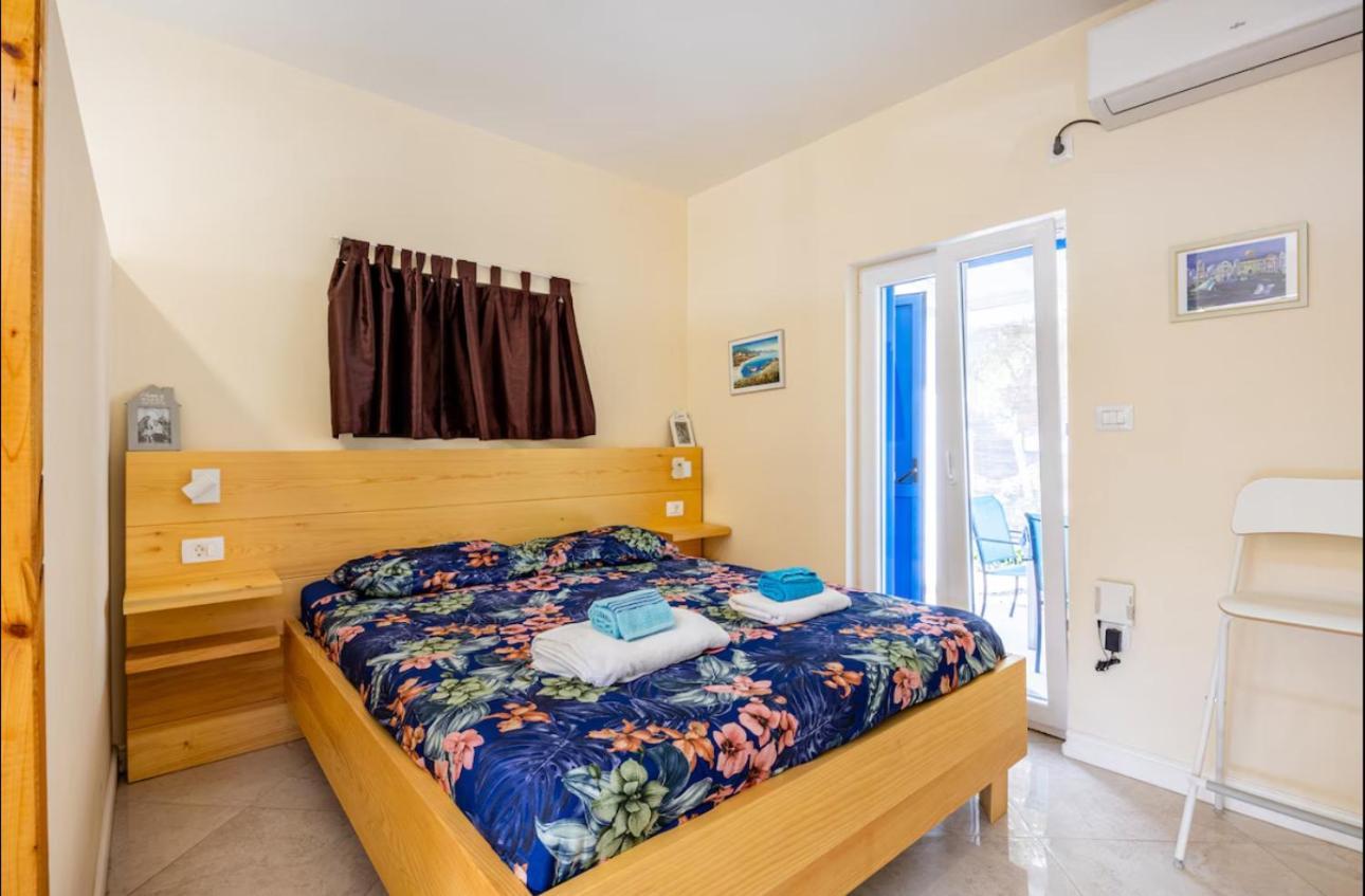 Beachfront House With Private Jacuzzi And Garden * Zadar