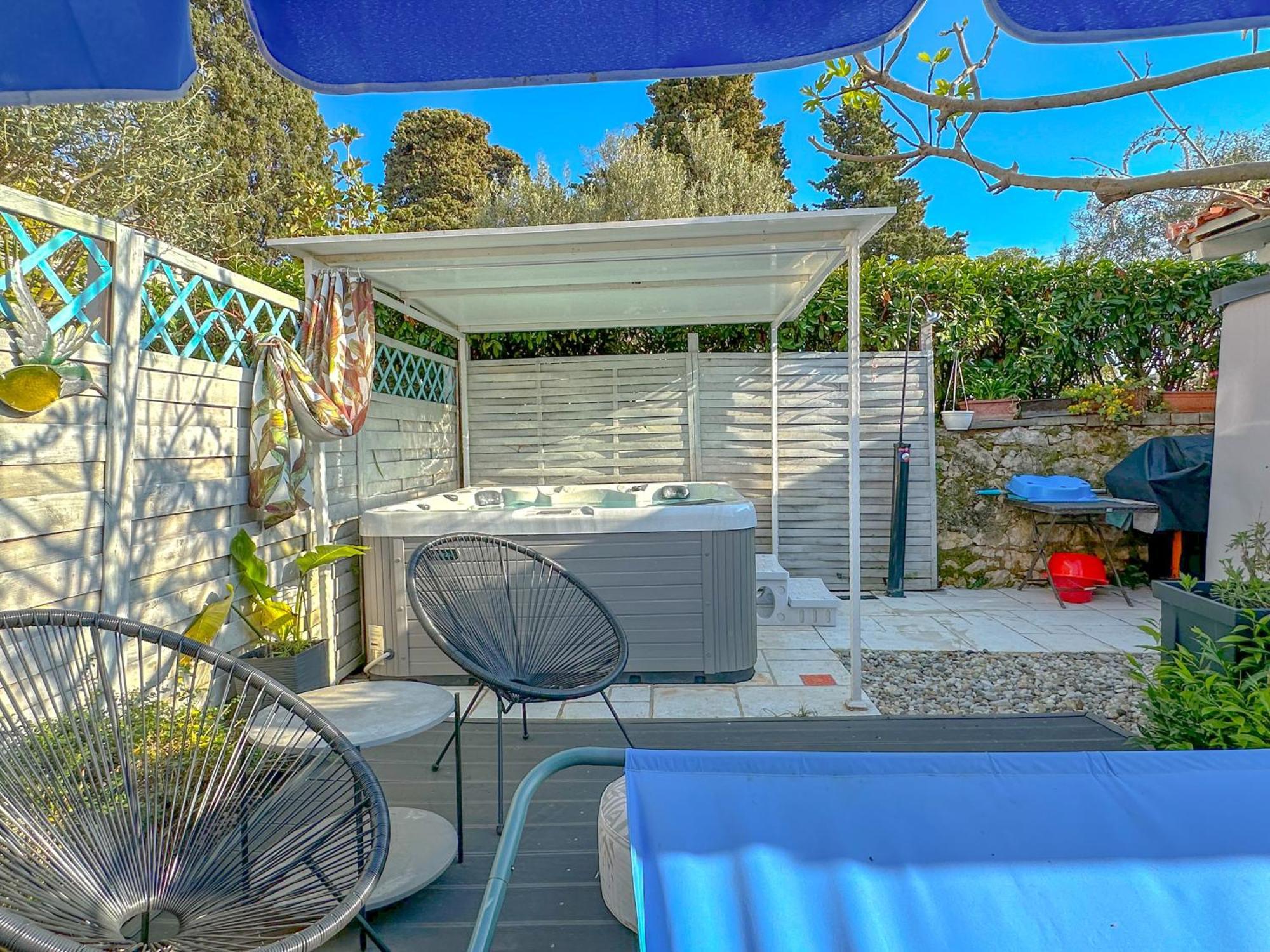 Beachfront House With Private Jacuzzi And Garden