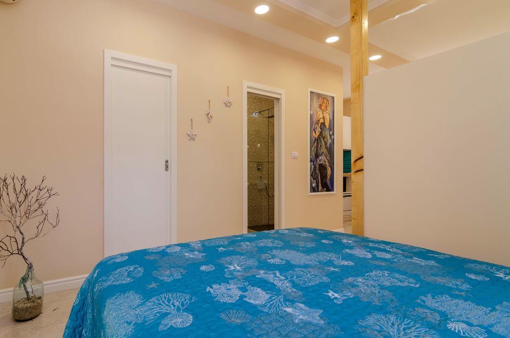 Beachfront House With Private Jacuzzi And Garden