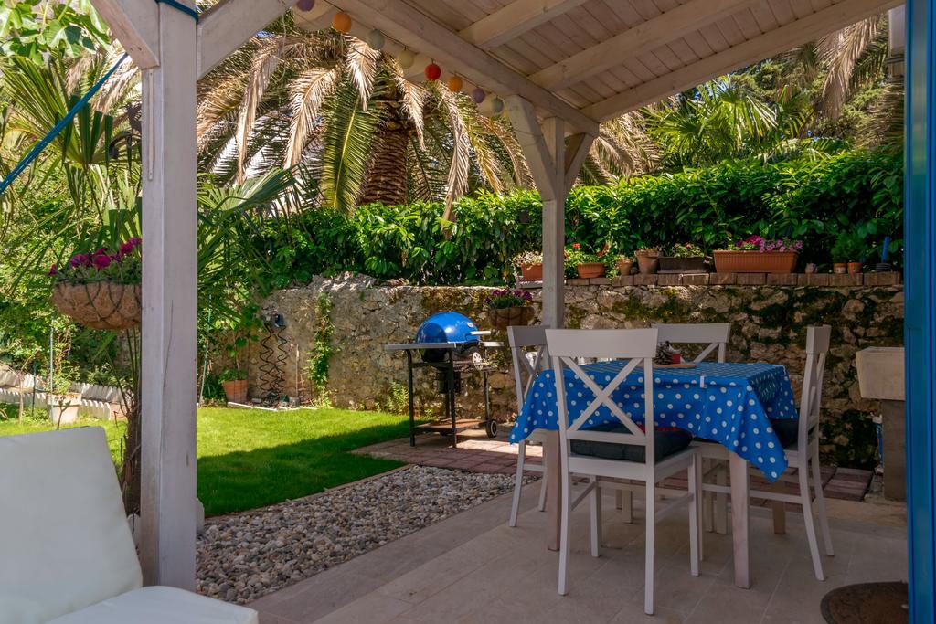 Beachfront House With Private Jacuzzi And Garden Apartment