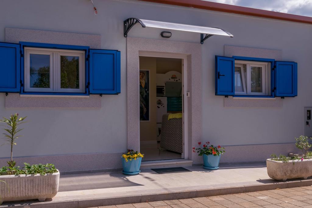 Beachfront House With Private Jacuzzi And Garden Zadar